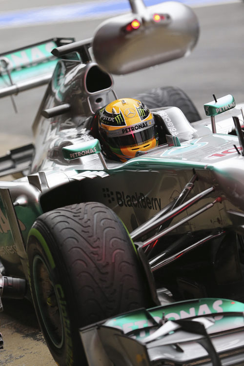 Lewis Hamilton con ruedas de mojado