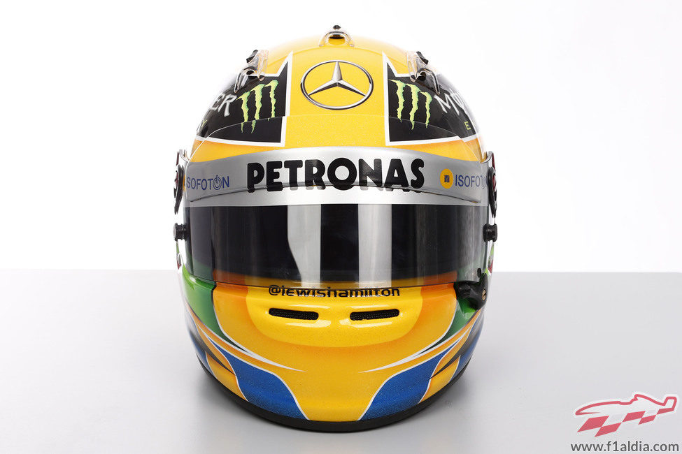 Plano frontal del casco de Lewis Hamilton