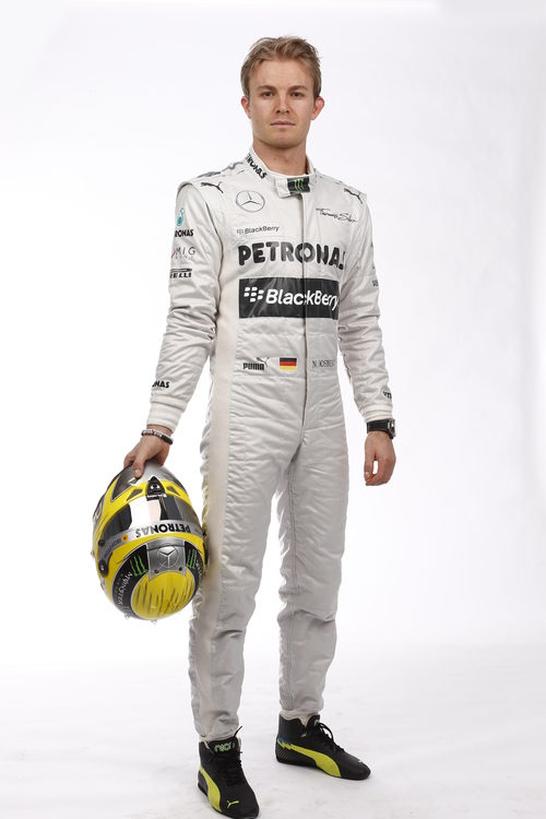 Nico Rosberg posa con su nuevo casco
