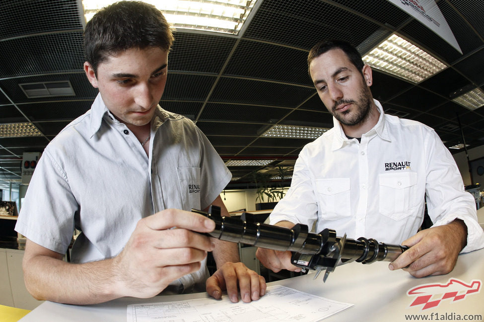 Dos operarios de Renault
