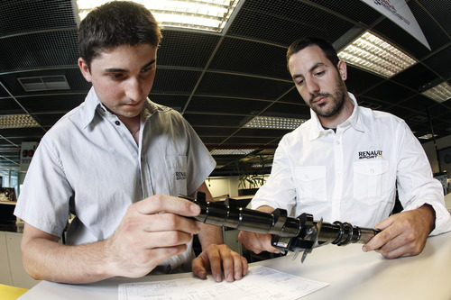 Dos operarios de Renault
