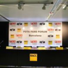 Mesa de los comparecientes en el FOTA Fans' Forum