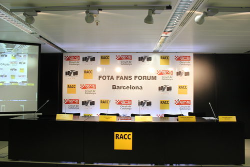 Mesa de los comparecientes en el FOTA Fans' Forum