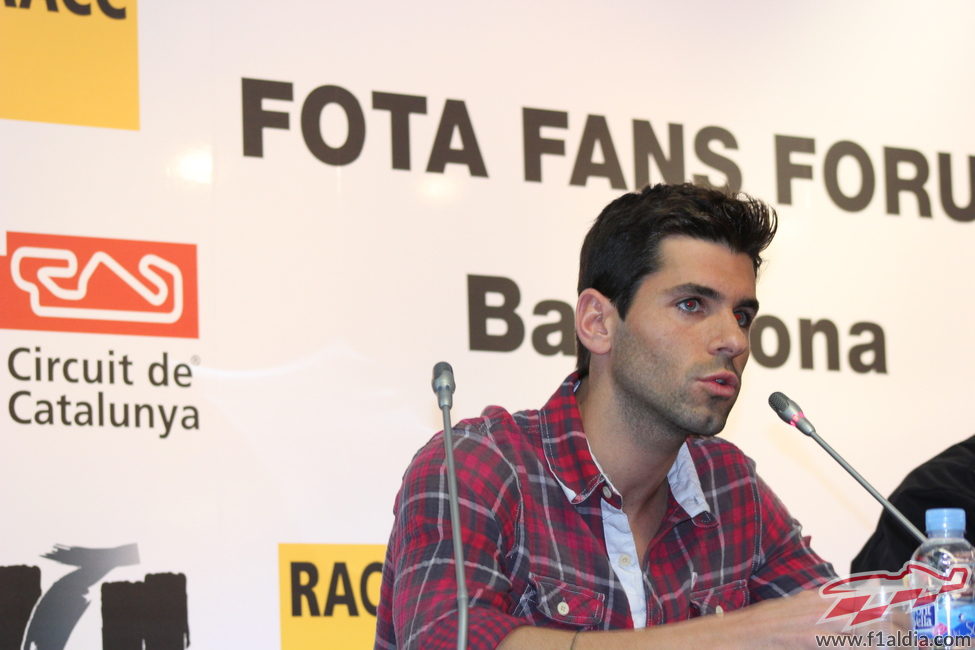 Jaime Alguersuari respondiendo a una de las preguntas de los aficionados