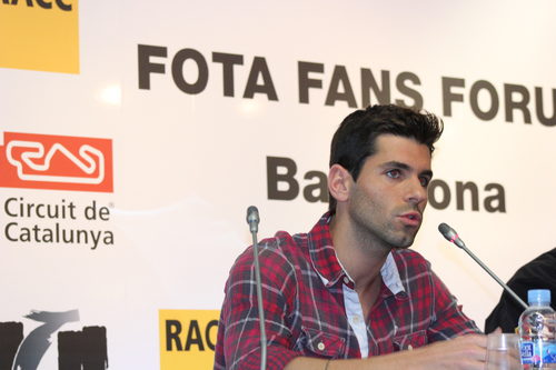 Jaime Alguersuari respondiendo a una de las preguntas de los aficionados