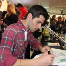 Jaime Alguersuari firmando la camiseta de una aficionada
