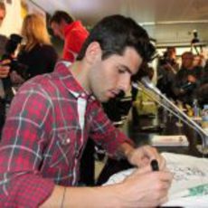 Jaime Alguersuari firmando la camiseta de una aficionada