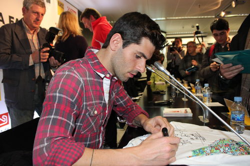 Jaime Alguersuari firmando la camiseta de una aficionada