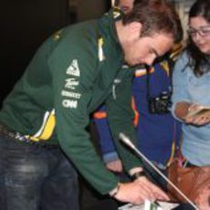 Giedo van der Garde firma un autógrafo a una aficionada