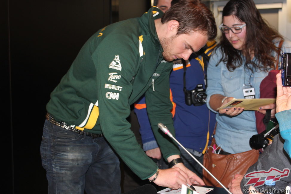 Giedo van der Garde firma un autógrafo a una aficionada