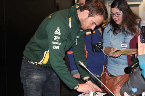 Giedo van der Garde firma un autógrafo a una aficionada