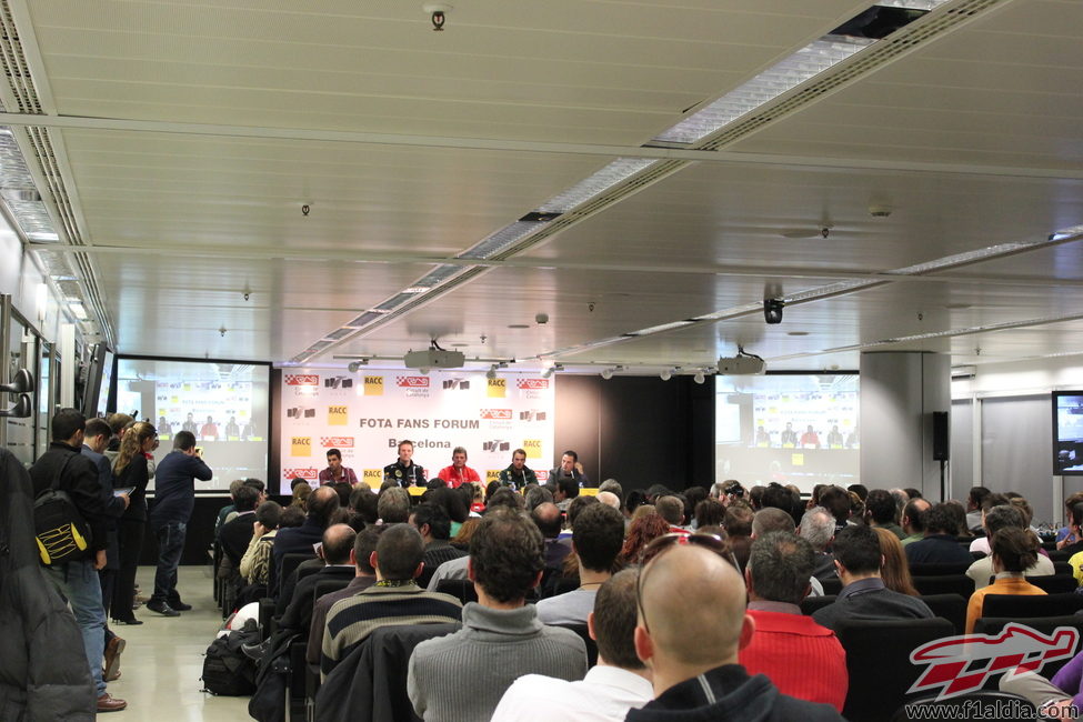 Lleno casi completo en la sala del edificio del RACC en Barcelona