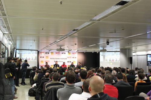 Lleno casi completo en la sala del edificio del RACC en Barcelona