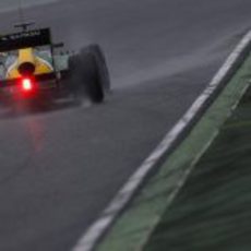 La trasera del Caterham CT03 en un día lluvioso en Montmeló