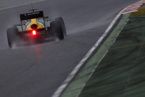 La trasera del Caterham CT03 en un día lluvioso en Montmeló