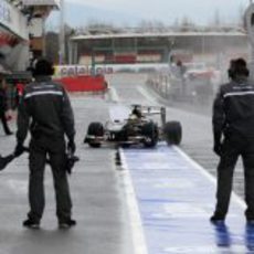 Esteban Gutiérrez regresa a boxes tras completar una vuelta