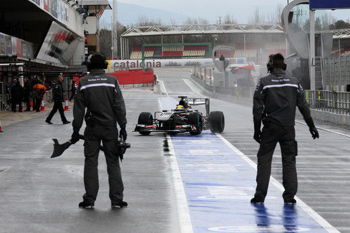 Esteban Gutiérrez regresa a boxes tras completar una vuelta