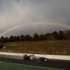 Esteban Gutiérrez pilota su Sauber bajo el arcoíris en Montmeló