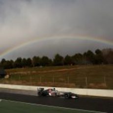 Esteban Gutiérrez pilota su Sauber bajo el arcoíris en Montmeló