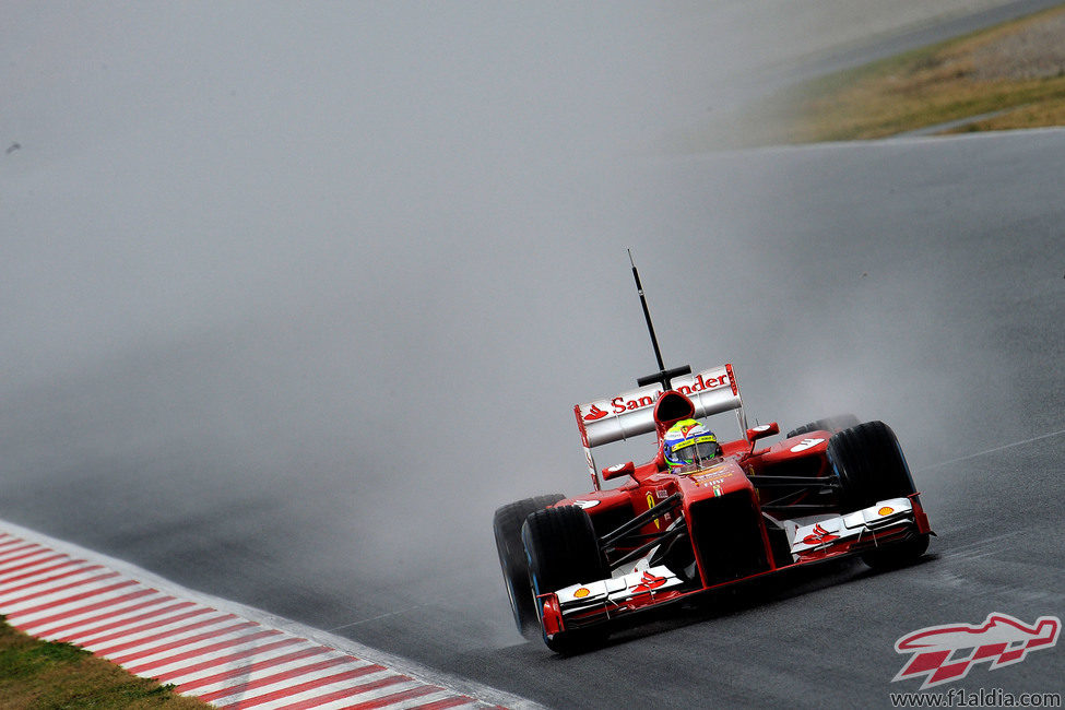 Felipe Massa pilota su Ferrari sobre mojado en Barcelona