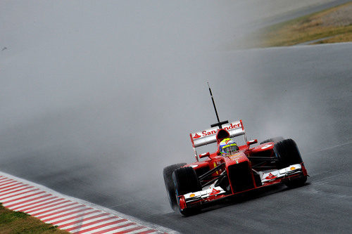 Felipe Massa pilota su Ferrari sobre mojado en Barcelona