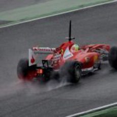 Vista lateral trasera del Ferrari de Felipe Massa en los test de Montmeló