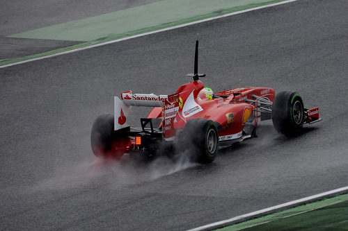 Vista lateral trasera del Ferrari de Felipe Massa en los test de Montmeló