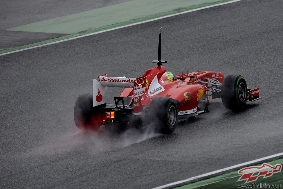 Vista lateral trasera del Ferrari de Felipe Massa en los test de Montmeló