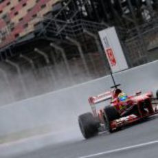 Felipe Massa con su Ferrari por la recta de meta del Circuit de Catalunya