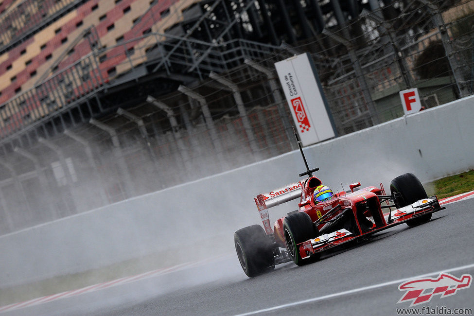 Felipe Massa con su Ferrari por la recta de meta del Circuit de Catalunya