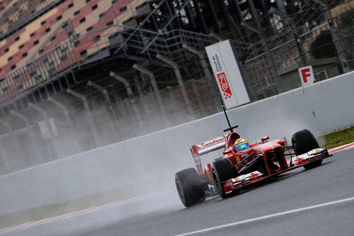 Felipe Massa con su Ferrari por la recta de meta del Circuit de Catalunya