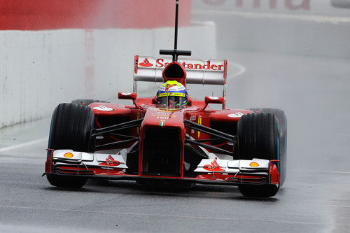 Felipe Massa entra en boxes en el Circuit de Catalunya