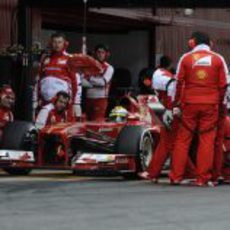 Ferrari practica paradas en boxes durante los test de Barcelona