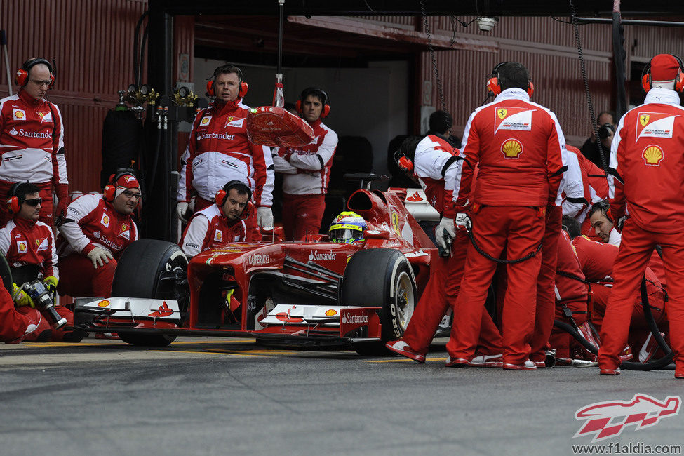 Ferrari practica paradas en boxes durante los test de Barcelona