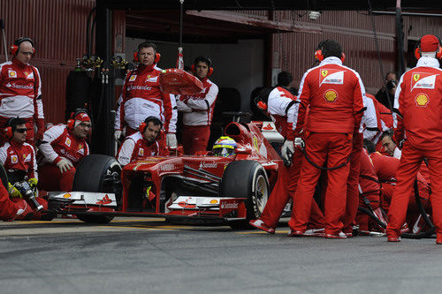 Ferrari practica paradas en boxes durante los test de Barcelona