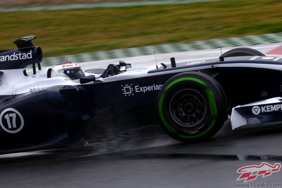 Valtteri Bottas con los intermedios en el Circuit de Catalunya