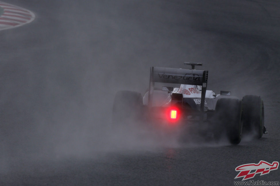 El Williams FW35 bajo la lluvia en los test de Barcelona