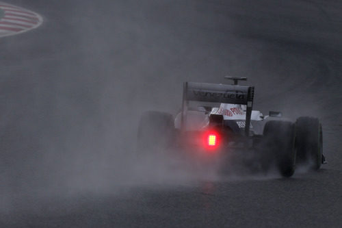 El Williams FW35 bajo la lluvia en los test de Barcelona
