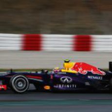 Vista lateral del Red Bull de Mark Webber en Barcelona