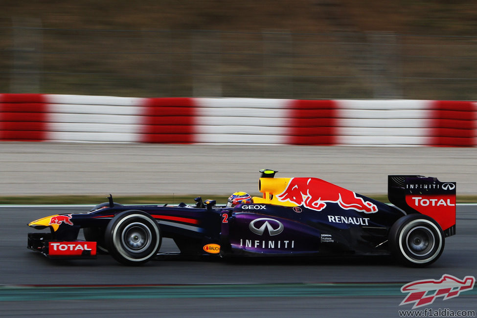 Vista lateral del Red Bull de Mark Webber en Barcelona