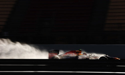 Mark Webber levanta una estela de agua con su Red Bull