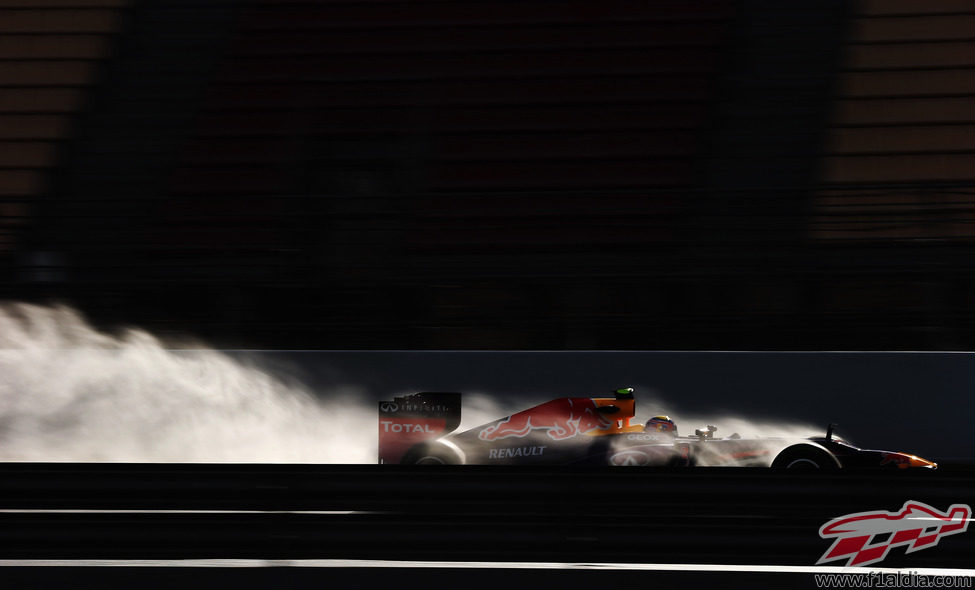Mark Webber levanta una estela de agua con su Red Bull