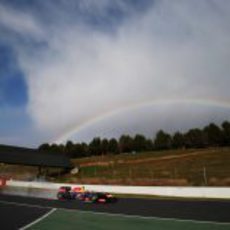 El Red Bull de Mark Webber bajo el arcoíris en Montmeló