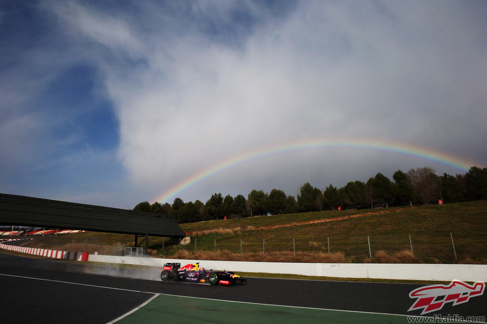 El Red Bull de Mark Webber bajo el arcoíris en Montmeló