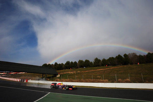 El Red Bull de Mark Webber bajo el arcoíris en Montmeló