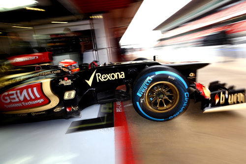 Romain Grosjean sale a pista con neumáticos de lluvia