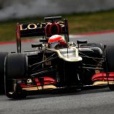 Romain Grosjean con su Lotus E21 en la chicane de Montmeló