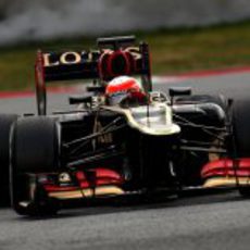 Romain Grosjean con su Lotus E21 en la chicane de Montmeló