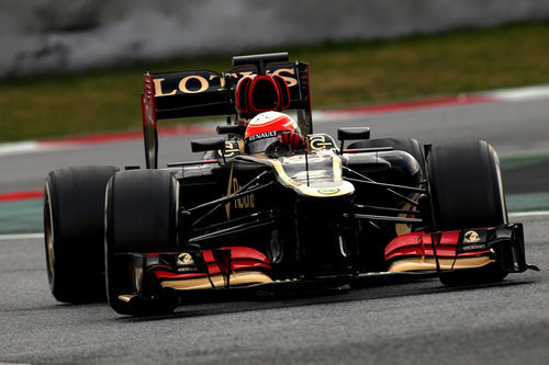 Romain Grosjean con su Lotus E21 en la chicane de Montmeló