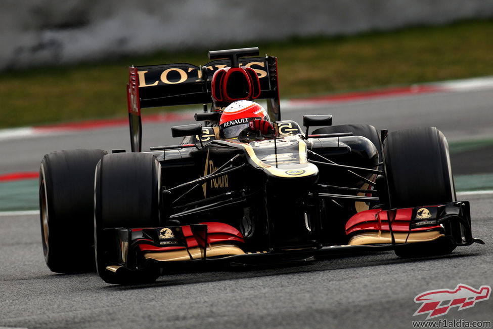 Romain Grosjean con su Lotus E21 en la chicane de Montmeló